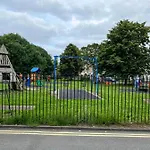 The Warwick - Quaint Victorian With Free Parking