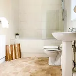The Warwick - Quaint Victorian With Free Parking Hytte *