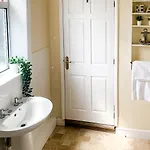 The Warwick - Quaint Victorian With Free Parking Hytte