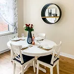 The Warwick - Quaint Victorian With Free Parking Hytte