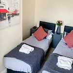The Warwick - Quaint Victorian With Free Parking Hytte
