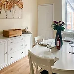 The Warwick - Quaint Victorian With Free Parking York