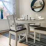The Warwick - Quaint Victorian With Free Parking Hytte