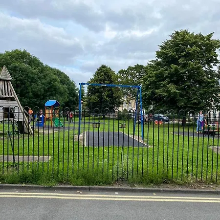 The Warwick - Quaint Victorian With Free Parking