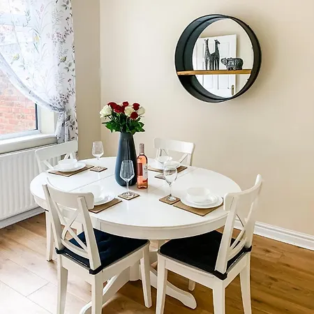 The Warwick - Quaint Victorian With Free Parking Lodge