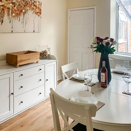 The Warwick - Quaint Victorian With Free Parking York