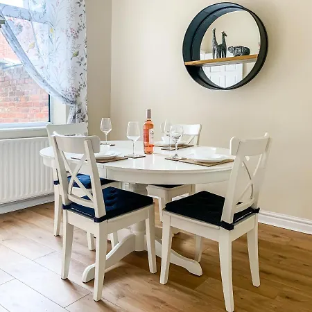 Lodge The Warwick - Quaint Victorian With Free Parking York