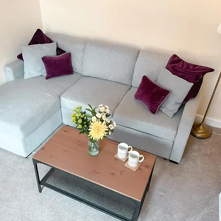 The Warwick - Quaint Victorian With Free Parking