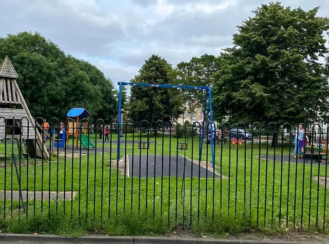 The Warwick - Quaint Victorian With Free Parking