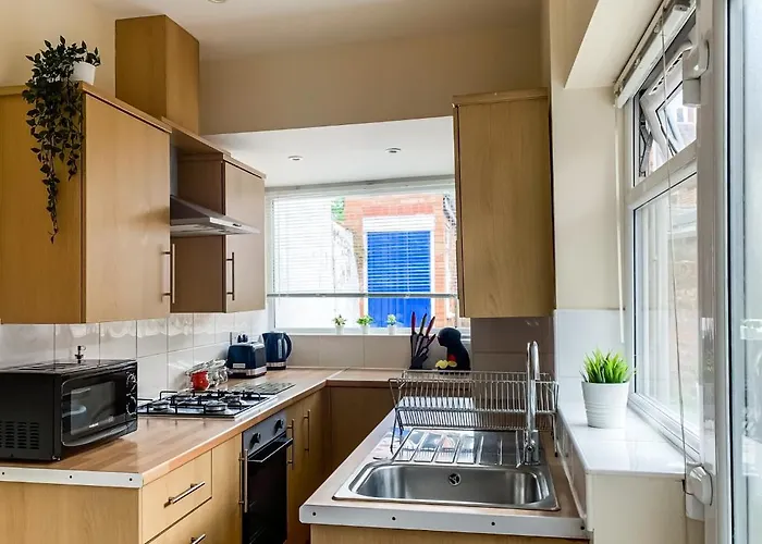 The Warwick - Quaint Victorian With Free Parking