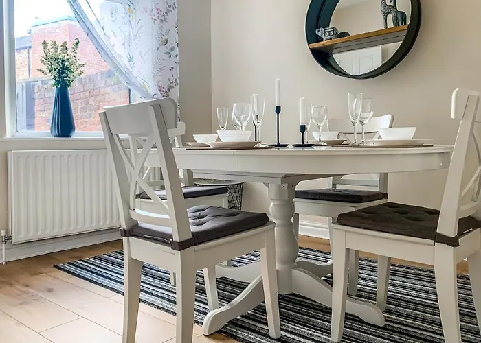 The Warwick - Quaint Victorian With Free Parking Lodge