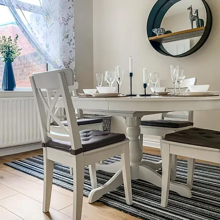 The Warwick - Quaint Victorian With Free Parking Lodge